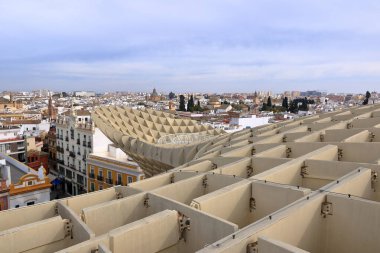Sevilla, Sevilla, Endülüs, İspanya - 15 Şubat 2025: Incarnation Plaza 'daki Metropol Şemsiyesi Setas de Sevilla' yı ziyaret edenler