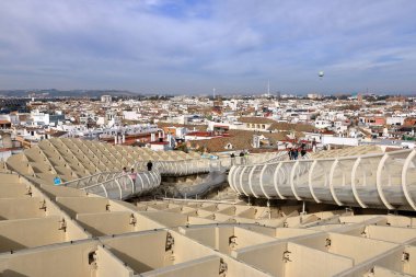 Sevilla, Sevilla, Endülüs, İspanya - 15 Şubat 2025: Incarnation Plaza 'daki Metropol Şemsiyesi Setas de Sevilla' yı ziyaret edenler