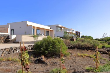 La Caleta, El Hierro, İspanya 'daki Kanarya Adaları - Aralık 04 2024: Deniz kıyısındaki güzel köyde küçük evler