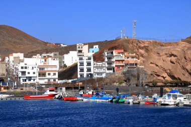 La Restinga, El Hierro, İspanya 'daki Kanarya Adaları - Aralık 04 2024: öğlen köyün limanı