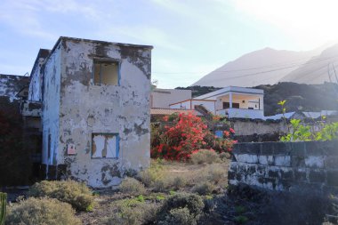 Pozo de la Salud, El Hierro, İspanya 'daki Kanarya Adaları - 08 Aralık 2024: Deniz kıyısındaki küçük köydeki terk edilmiş kır evleri