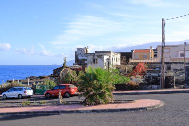 Pozo de la Salud, El Hierro, İspanya 'daki Kanarya Adaları - 08 Aralık 2024: Deniz kıyısındaki küçük köydeki terk edilmiş kır evleri