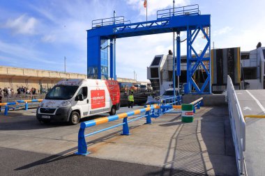 Puerto de la Estaca, El Hierro, İspanya Kanarya Adaları - 08 Aralık 2024: feribot transferine hazırlanan insanlar ve arabalar