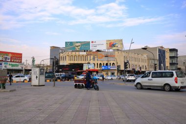 Musul, Irak Mussolosu - 17 Kasım 2024: Musul kentinde trafik ve sokak yaşamı