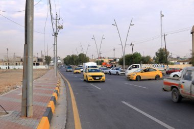 Musul, Irak Mussolosu - 17 Kasım 2024: Musul kentinde trafik ve sokak yaşamı