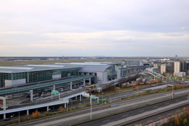 Frankfurt am Main Almanya - 24 Kasım 2024: Sabah havalimanı yukarıdan