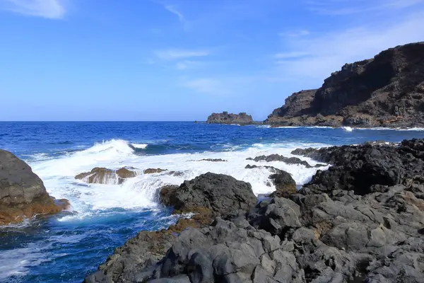 İspanya 'nın Kanarya Adaları' ndaki El Hierro Adası 'ndaki Pozo de las Calcosas köyünün plajı.