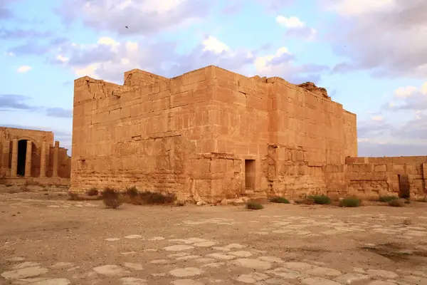 Irak 'ta Hatra, Yukarı Mezopotamya' da antik şehir bugün Doğu Ninova Valiliği 'nde yer almaktadır.