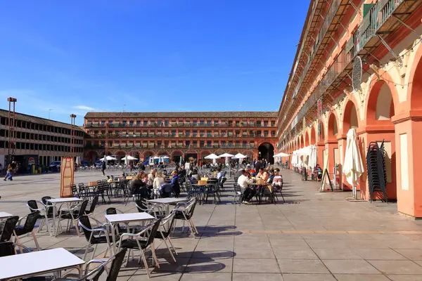 Cordoba, Andalucia, İspanya - 13 Şubat 2025: Plaza de la Corredera 'daki insanlar