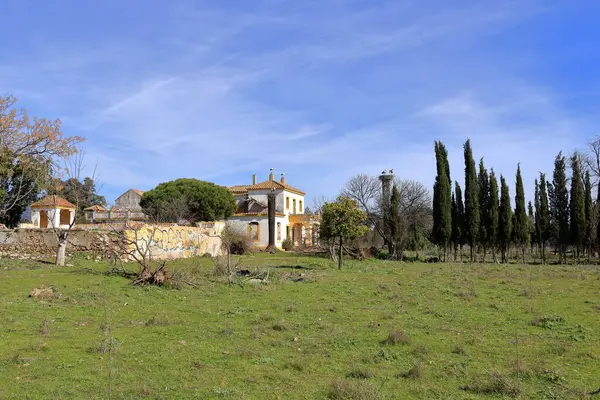 El Higueron, Cordoba, Endülüs İspanya - 14 Şubat 2025: İspanya 'da terk edilmiş ev