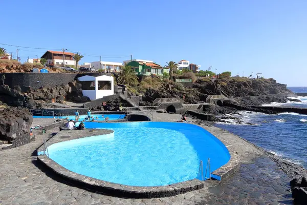 La Caleta, El Hierro, İspanya 'daki Kanarya Adaları - Aralık 04 2024: insanlar kıyı manzarası ve havuzlarının tadını çıkarıyorlar.
