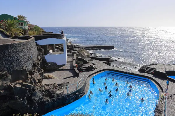 La Caleta, El Hierro, İspanya 'daki Kanarya Adaları - Aralık 04 2024: insanlar kıyı manzarası ve havuzlarının tadını çıkarıyorlar.