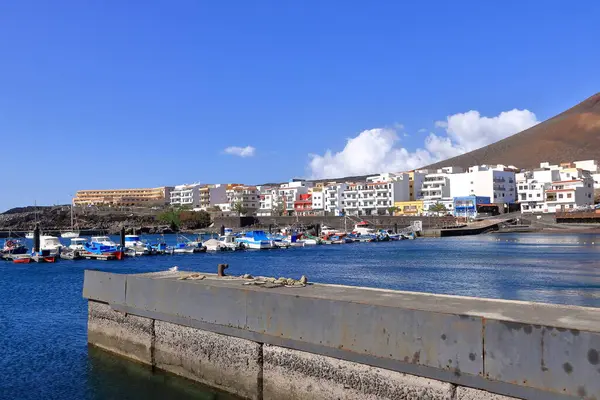 La Restinga, El Hierro, İspanya 'daki Kanarya Adaları - Aralık 04 2024: öğlen köyün limanı