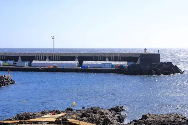 La Restinga, El Hierro, İspanya 'daki Kanarya Adaları - Aralık 04 2024: köyün limanındaki deniz kurtarma botu