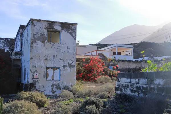 Pozo de la Salud, El Hierro, İspanya 'daki Kanarya Adaları - 08 Aralık 2024: Deniz kıyısındaki küçük köydeki terk edilmiş kır evleri