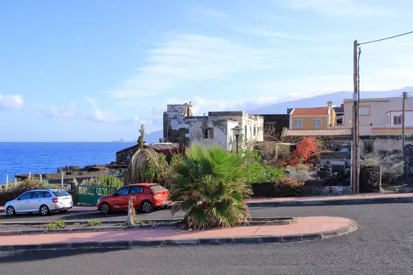 Pozo de la Salud, El Hierro, İspanya 'daki Kanarya Adaları - 08 Aralık 2024: Deniz kıyısındaki küçük köydeki terk edilmiş kır evleri