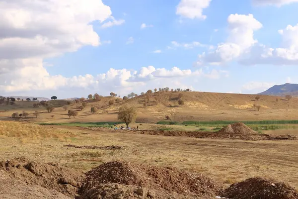 Erbil yakınlarındaki Gomaspan Barajı, Irak 'taki Kürdistan - 21 Kasım 2024: insanlar baraj çevresindeki manzaranın tadını çıkarıyor