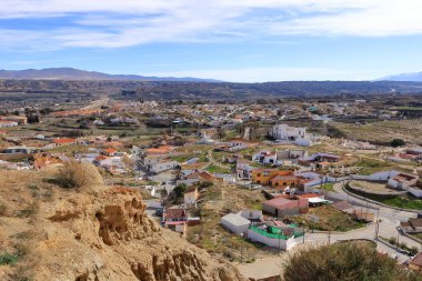 Guadix 'teki Barrio de Cuevas' ın havadan görünüşü, İspanya 'daki Mirador del Cerro de la Bala' dan Andalucia 'daki mağara evleri.