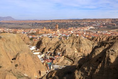 Guadix 'teki Barrio de Cuevas' ın havadan görünüşü, İspanya 'daki Mirador del Cerro de la Bala' dan Andalucia 'daki mağara evleri.