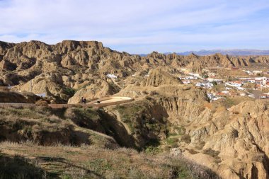 Guadix 'teki Barrio de Cuevas' ın havadan görünüşü, İspanya 'daki Mirador del Cerro de la Bala' dan Andalucia 'daki mağara evleri.