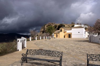 İspanya 'nın Endülüs Bölgesi Granada yakınlarındaki Alcala la Real köyünün üzerindeki San Marcos Kilisesi.