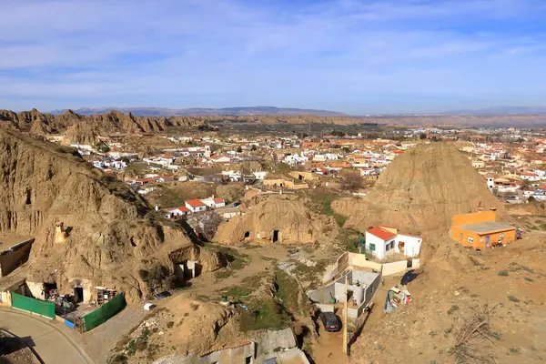 Guadix 'teki Barrio de Cuevas' ın havadan görünüşü, İspanya 'daki Mirador del Cerro de la Bala' dan Andalucia 'daki mağara evleri.