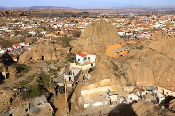 İspanya 'daki Mirador del Cerro de la Bala' dan Guadix, Endülüs 'teki Barrio de Cuevas mağaralarının manzarası.