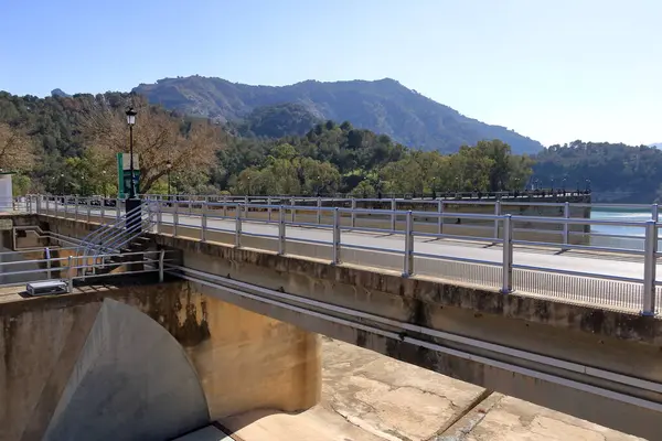 Guadalhorce rezervuarı etrafındaki manzara, Ardales, Endülüs, İspanya