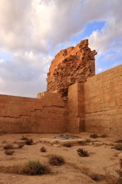 Irak 'ta Hatra, Yukarı Mezopotamya' da antik şehir bugün Doğu Ninova Valiliği 'nde yer almaktadır.
