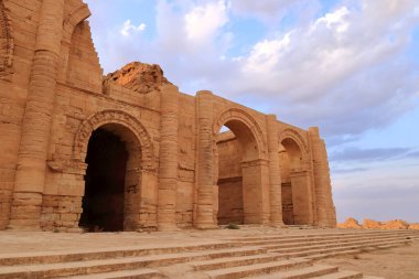 Irak 'ta Hatra, Yukarı Mezopotamya' da antik şehir bugün Doğu Ninova Valiliği 'nde yer almaktadır.