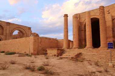 Irak 'ta Hatra, Yukarı Mezopotamya' da antik şehir bugün Doğu Ninova Valiliği 'nde yer almaktadır.