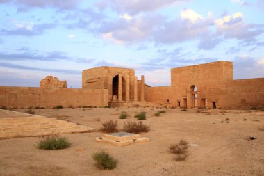 Irak 'ta Hatra, Yukarı Mezopotamya' da antik şehir bugün Doğu Ninova Valiliği 'nde yer almaktadır.