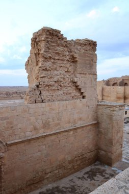 Irak 'ta Hatra, Yukarı Mezopotamya' da antik şehir bugün Doğu Ninova Valiliği 'nde yer almaktadır.