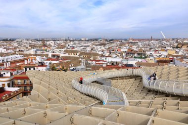 Sevilla, Sevilla, Endülüs, İspanya - 15 Şubat 2025: Incarnation Plaza 'daki Metropol Şemsiyesi Setas de Sevilla' yı ziyaret edenler