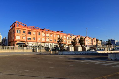 Tarifa, Endülüs, İspanya - 17 Şubat 2025: Sabah Cebelitarık Boğazı 'ndaki köy limanındaki binalar