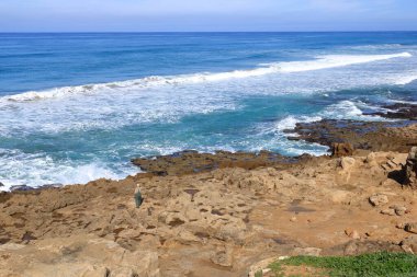 Tanca, Cebelitarık Boğazı, Fas - 17 Şubat 2025: Atlantik Okyanusu 'ndaki insanlar