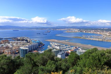 Gibraltar, Birleşik Krallık - 19 Şubat 2025: yukarıdan Cebelitarık havaalanı manzarası