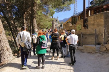 Ardales, Malaga, İspanya - 20 Şubat 2025: El Caminito del Rey 'in kuzey kapısına giden insanlar