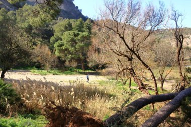 Ardales, Malaga, İspanya - 20 Şubat 2025: El Caminito del Rey 'in kuzey kapısına giden insanlar