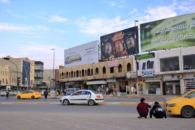 Musul, Irak Mussolosu - 17 Kasım 2024: Musul kentinde trafik ve sokak yaşamı