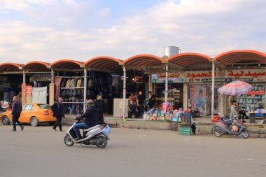 Musul, Irak Mussolosu - 17 Kasım 2024: Musul kentinde trafik ve sokak yaşamı