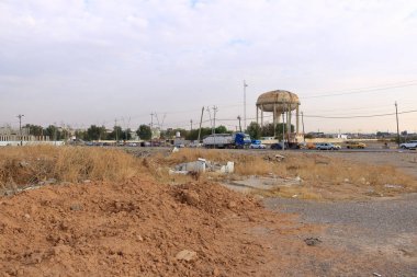 Musul, Irak Mussolosu - 17 Kasım 2024: Musul kentinde trafik ve sokak yaşamı