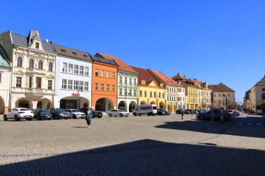 Chomutov, Avrupa 'da Çek Cumhuriyeti - Nisan 04: 2025: Eski kentin içinde bir yürüyüş