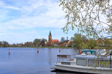 Werder an der Havel, Brandenburg, Almanya - 13 Nisan 2025: Havel nehri üzerinden Maria Meeresstern