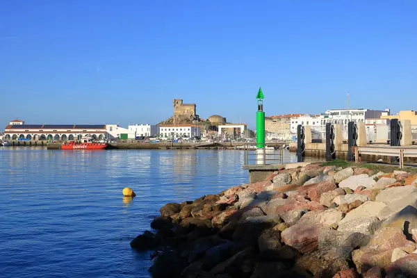 Tarifa, Endülüs, İspanya - 17 Şubat 2025: Sabah Cebelitarık Boğazı 'ndaki köy limanı