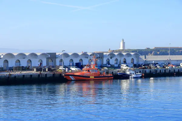 Tarifa, Endülüs, İspanya - 17 Şubat 2025: Sabah Cebelitarık Boğazı 'ndaki köy limanı