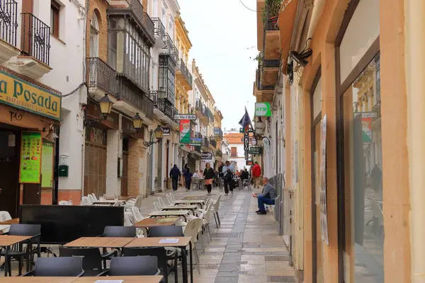 Ronda, İspanya 'da Endülüs - 18 Şubat 2025: insanlar şehrin merkezindeki kentsel caddelerde yürüyorlar