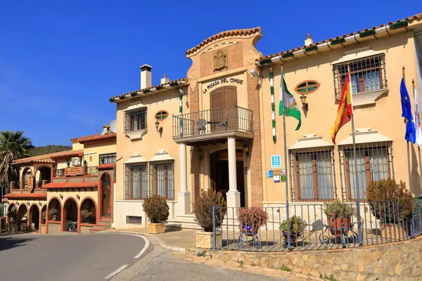 Ardales, Malaga İspanya - 20 Şubat 2025: Barajın oradaki köyde güzel bir otel