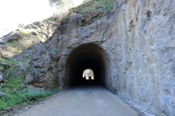 Ardales, Malaga, İspanya - 20 Şubat 2025: El Caminito del Rey 'in kuzey kapısına giden insanlar