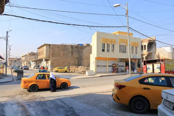 Musul, Irak Mussolosu - 17 Kasım 2024: Musul kentinde trafik ve sokak yaşamı